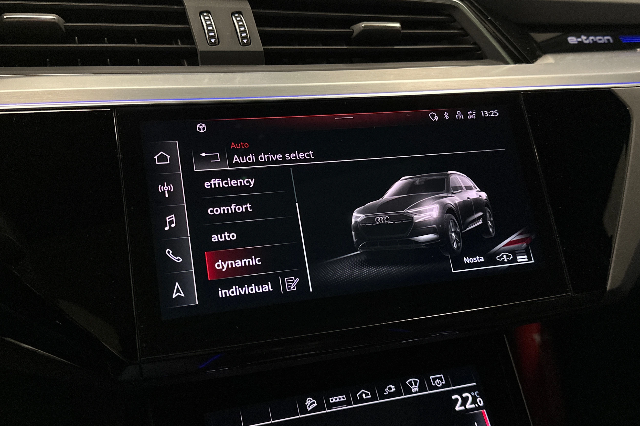 sininen Audi e-tron 2022 kuva 18.