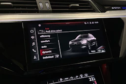 sininen Audi e-tron 2022 kuva 18.