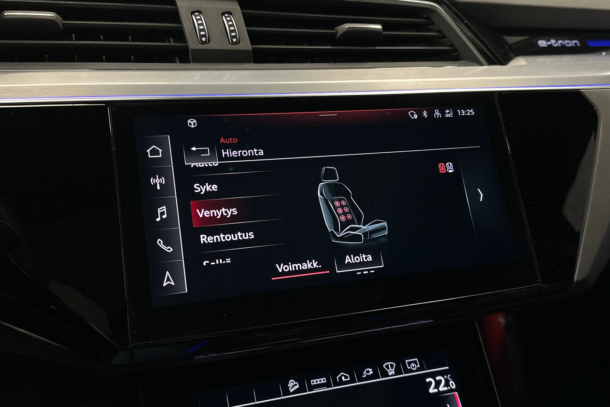 sininen Audi e-tron 2022 kuva 19.