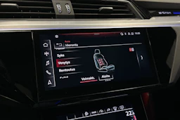 sininen Audi e-tron 2022 kuva 19.