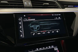 sininen Audi e-tron 2022 kuva 20.