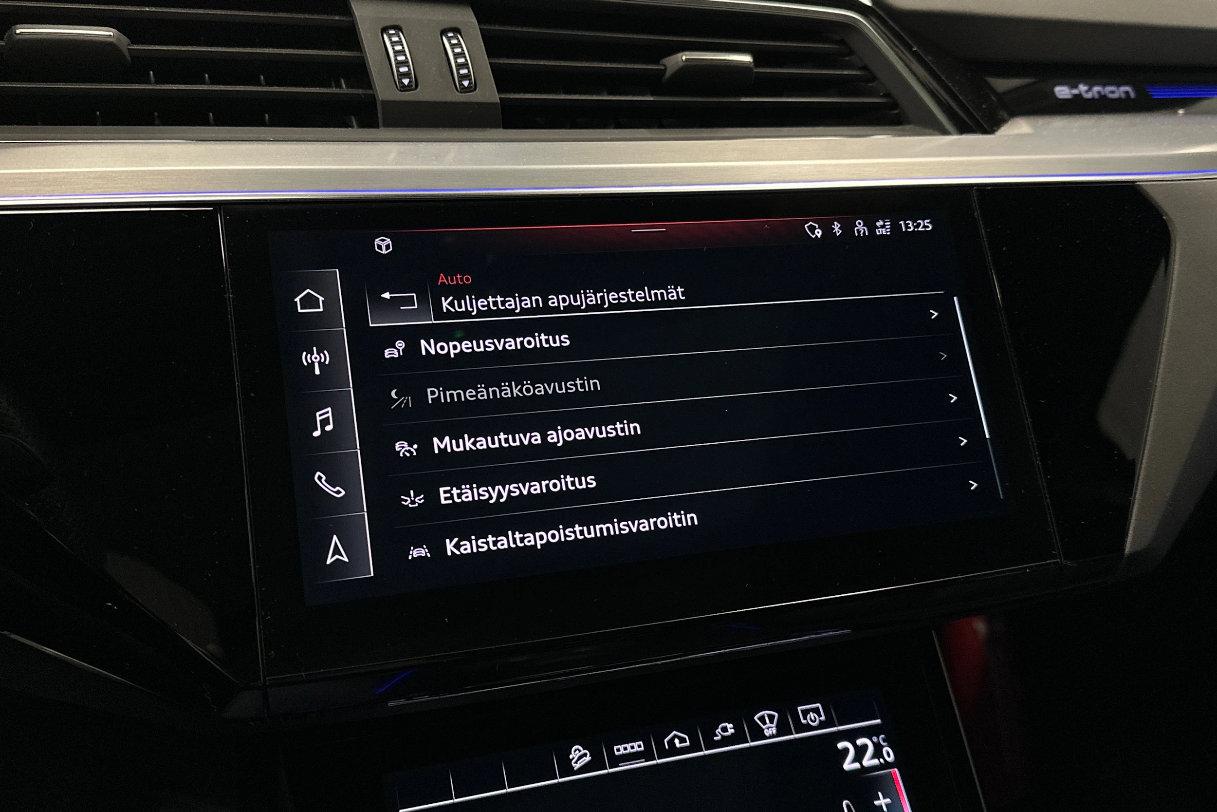 sininen Audi e-tron 2022 kuva 21.