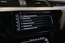 sininen Audi e-tron 2022 kuva 21.