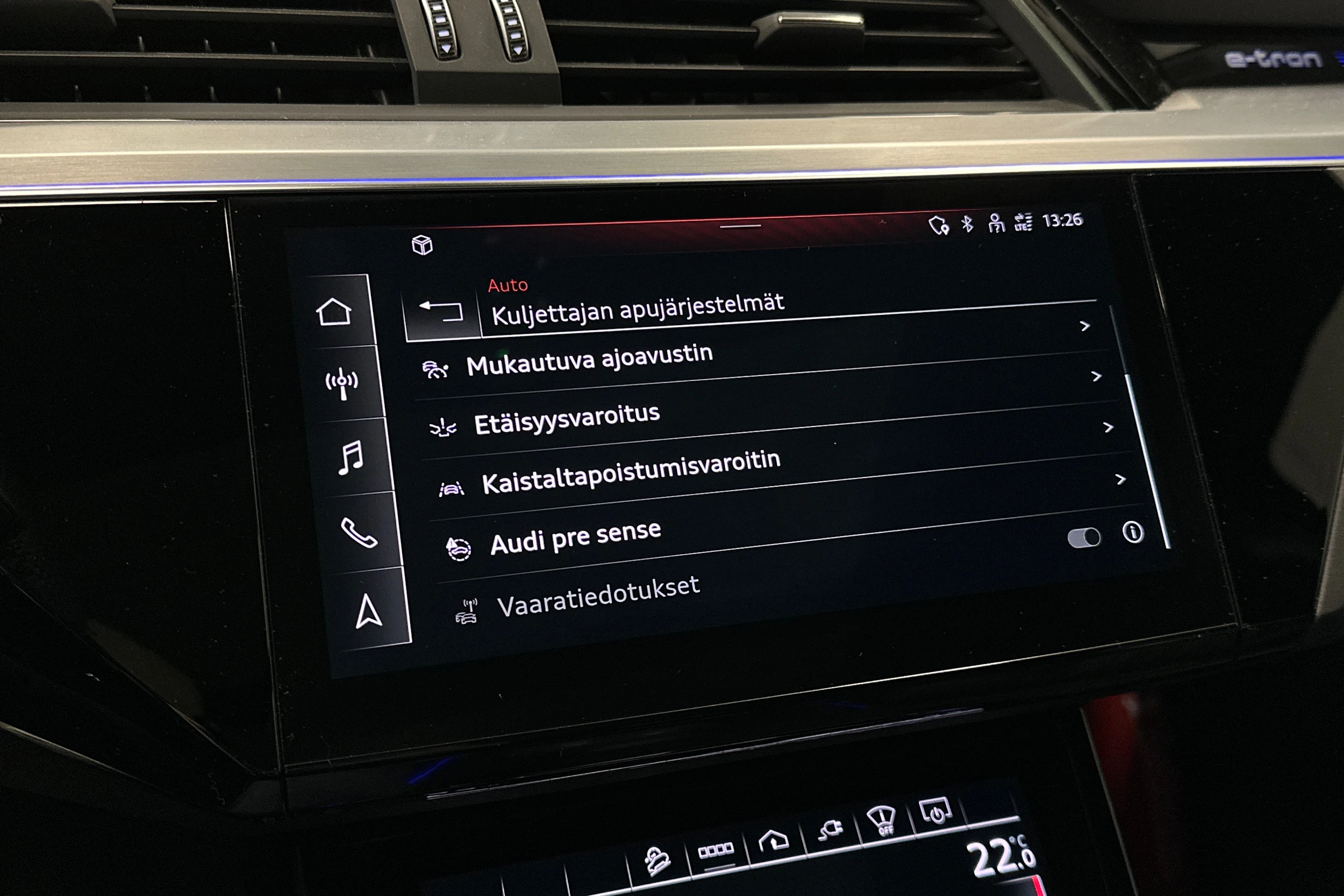 sininen Audi e-tron 2022 kuva 22.