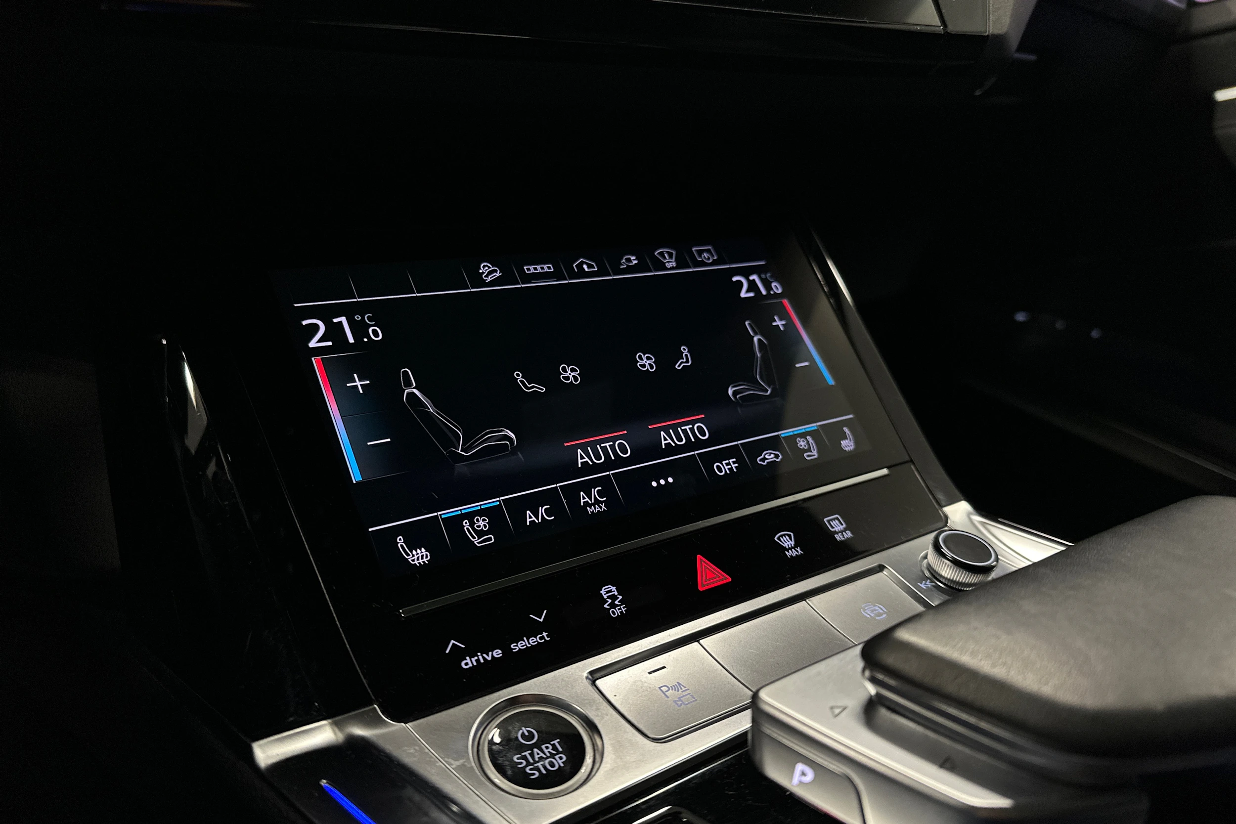 sininen Audi e-tron 2022 kuva 24.