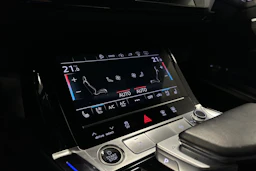 sininen Audi e-tron 2022 kuva 24.