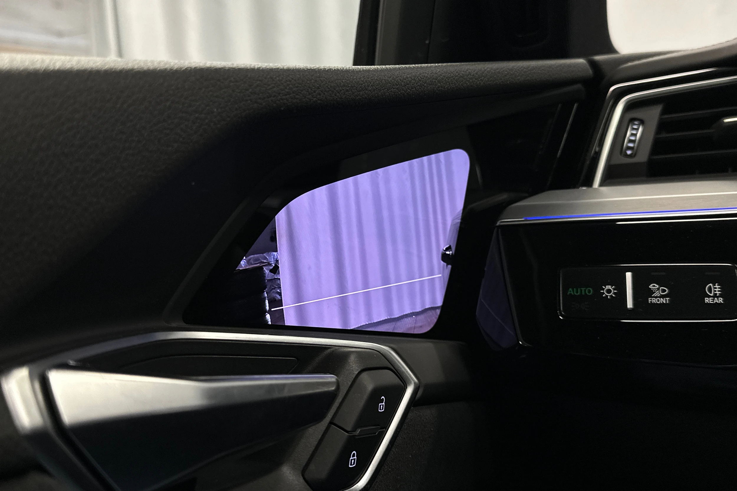 sininen Audi e-tron 2022 kuva 26.