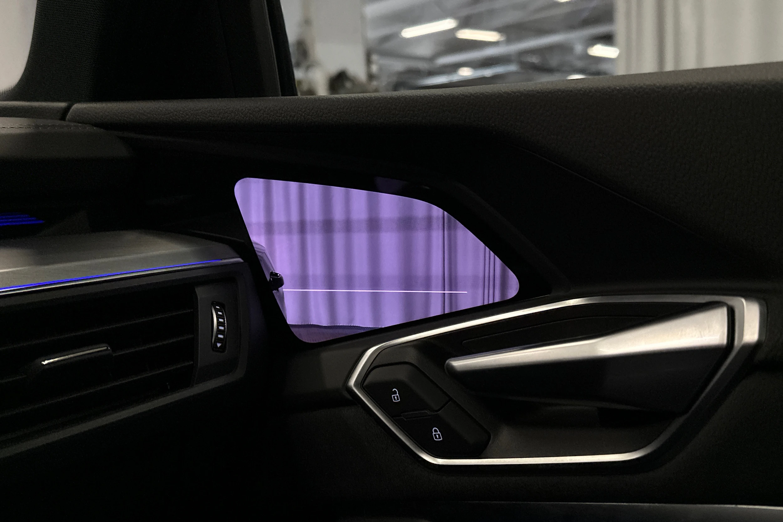 sininen Audi e-tron 2022 kuva 27.