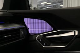 sininen Audi e-tron 2022 kuva 27.