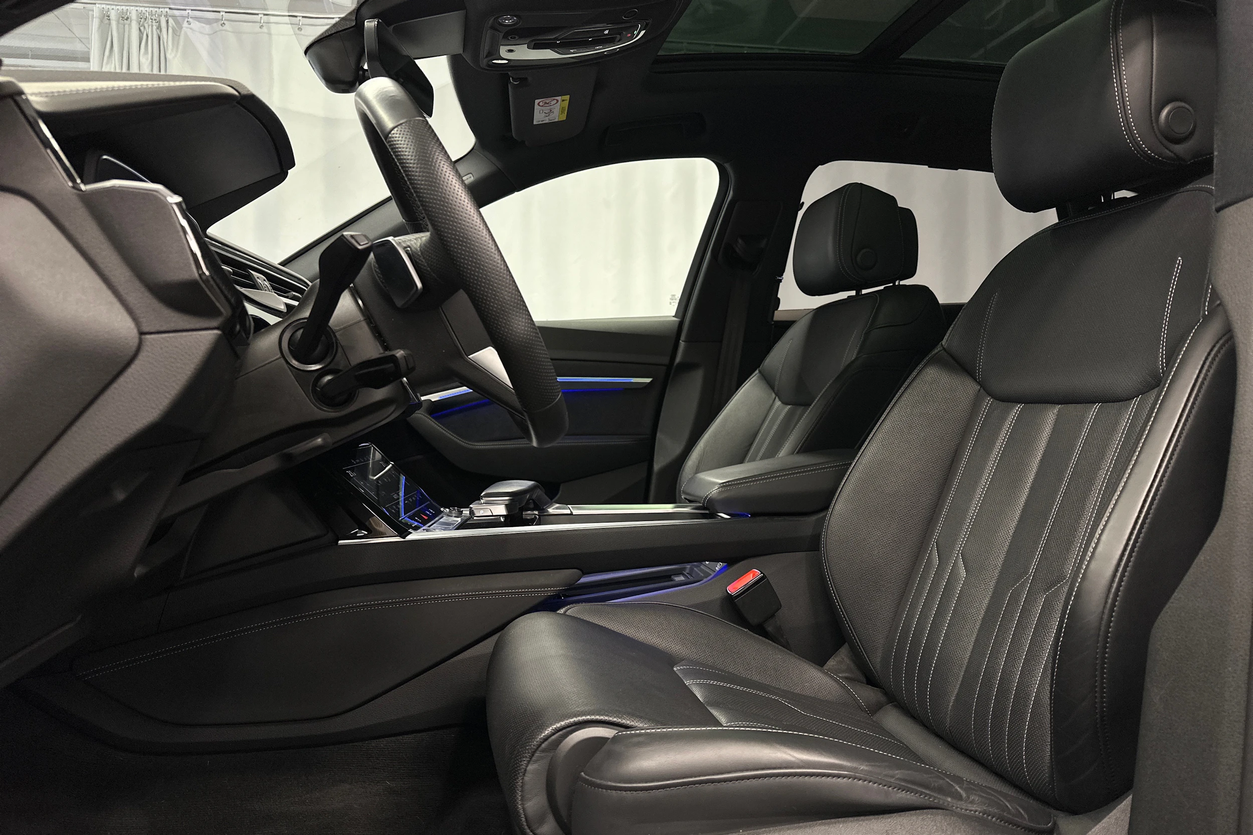 sininen Audi e-tron 2022 kuva 28.