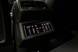 sininen Audi e-tron 2022 kuva 30.