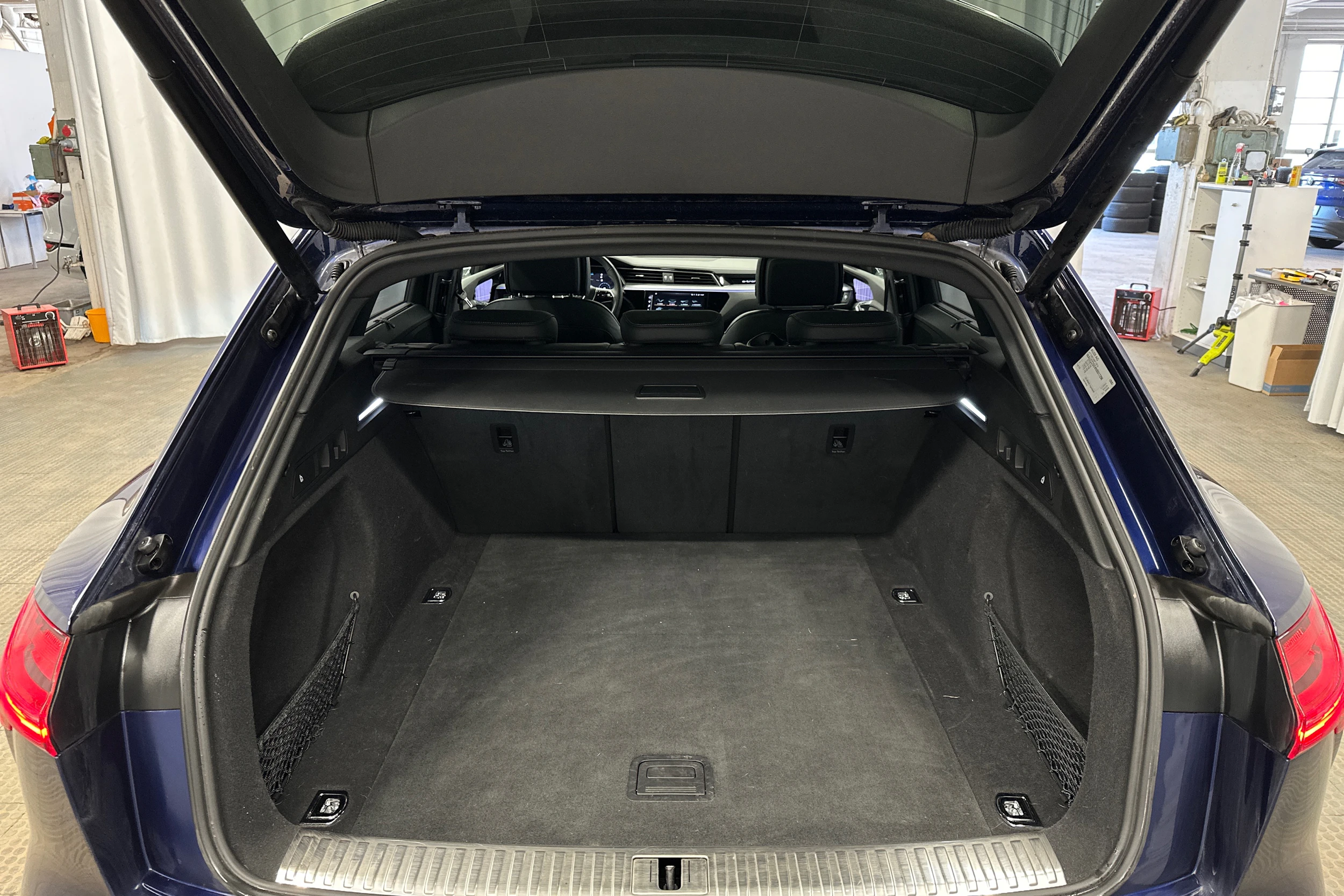 sininen Audi e-tron 2022 kuva 31.