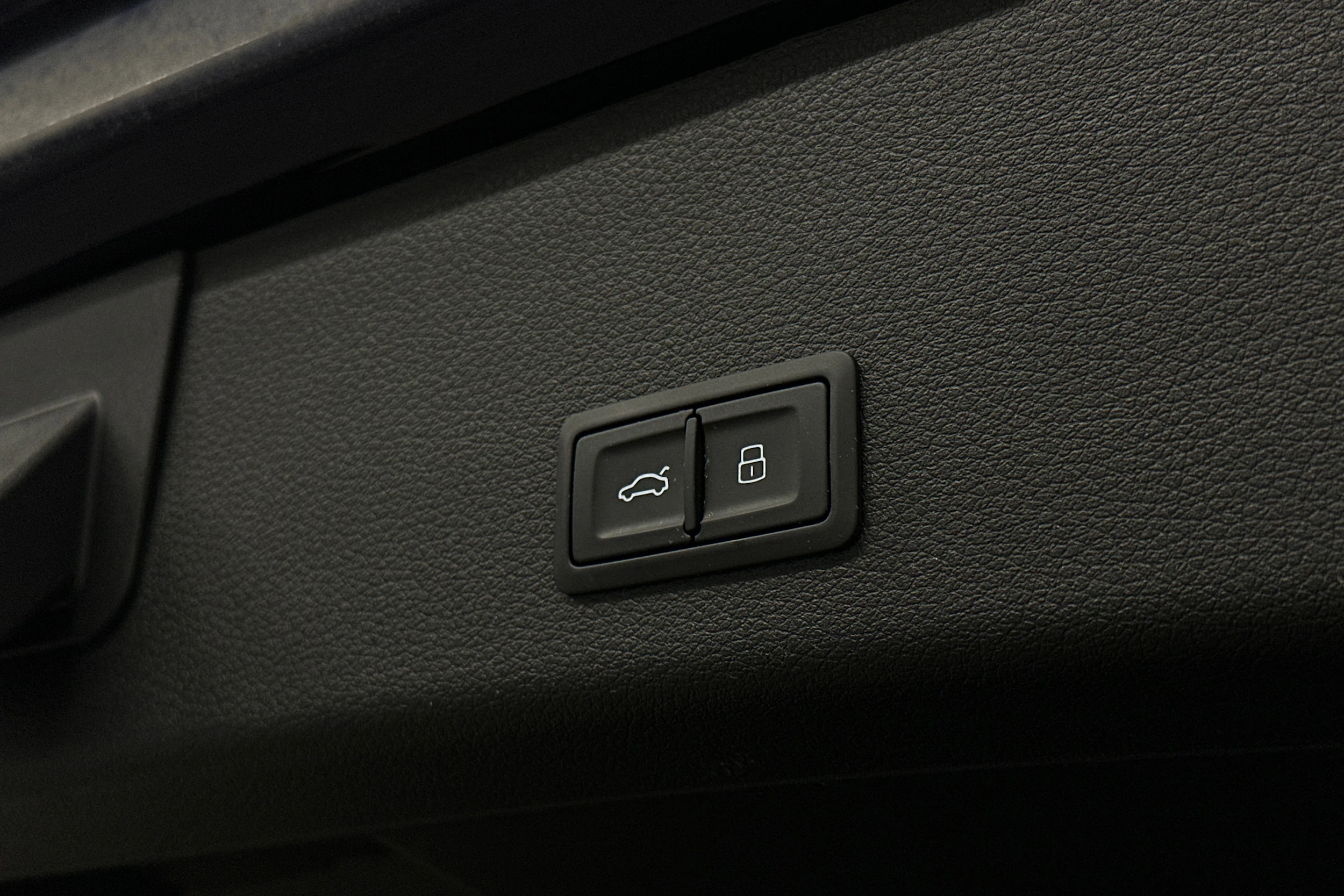 sininen Audi e-tron 2022 kuva 32.