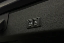 sininen Audi e-tron 2022 kuva 32.