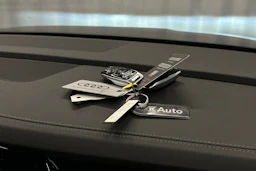 sininen Audi e-tron 2022 kuva 33.