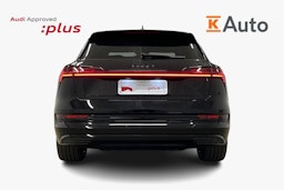 musta Audi e-tron 2022 kuva 3.