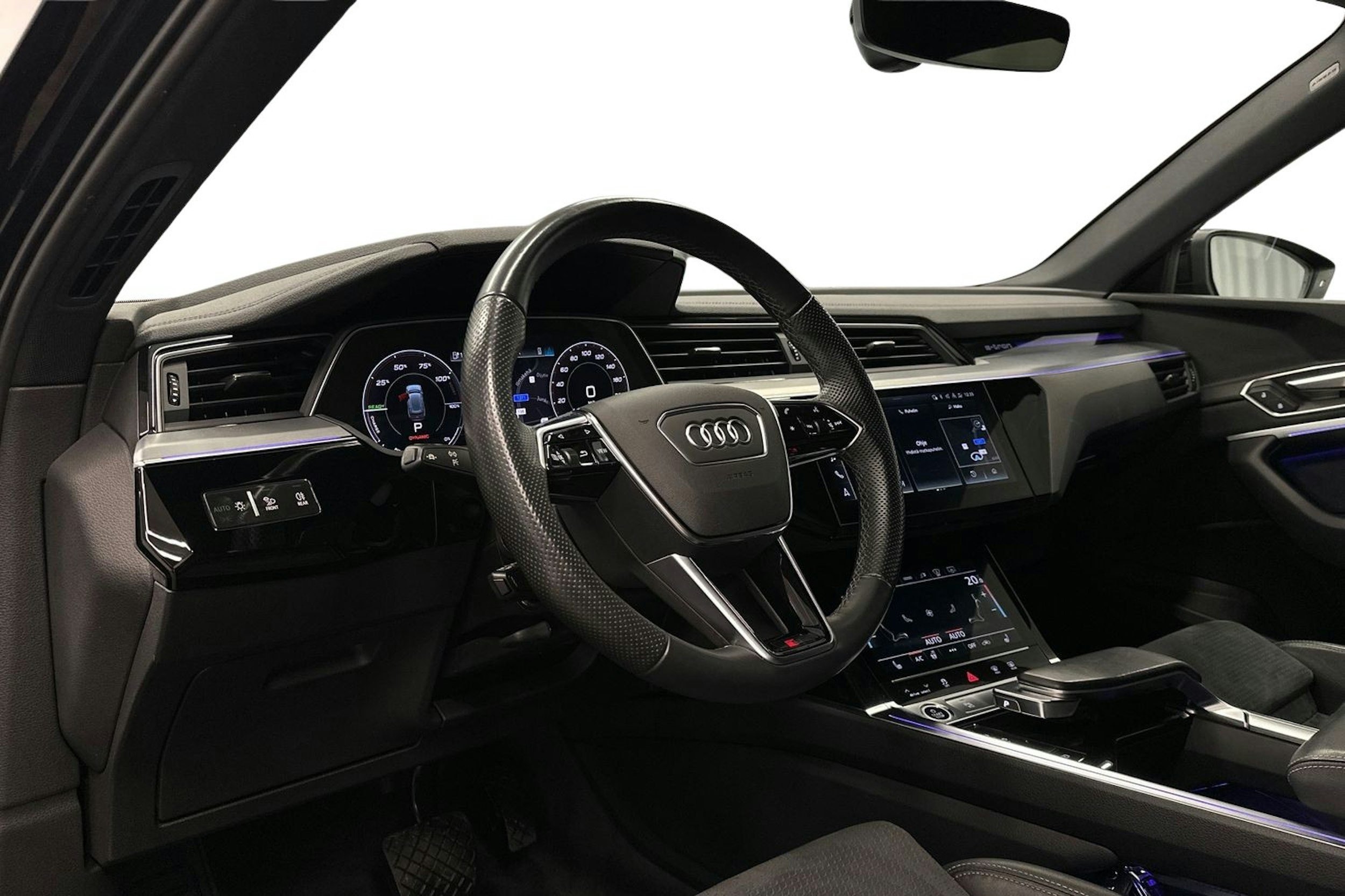 musta Audi e-tron 2022 kuva 7.