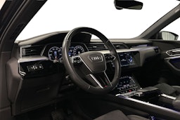 musta Audi e-tron 2022 kuva 7.