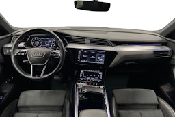 musta Audi e-tron 2022 kuva 9.