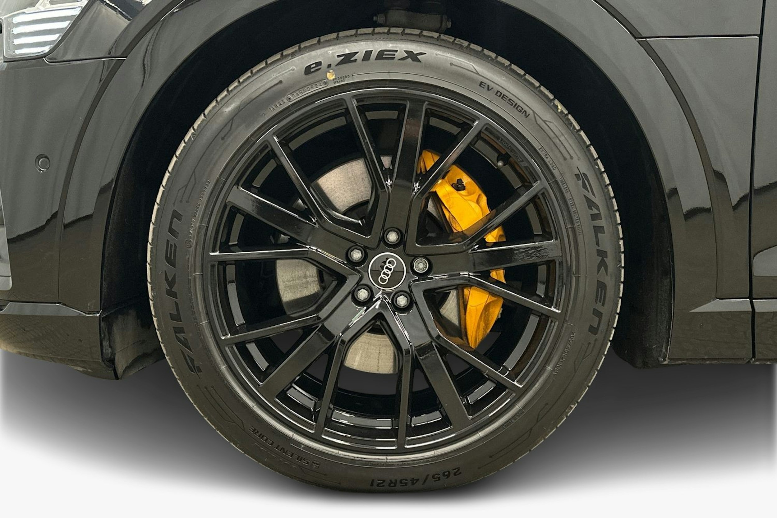 musta Audi e-tron 2022 kuva 11.