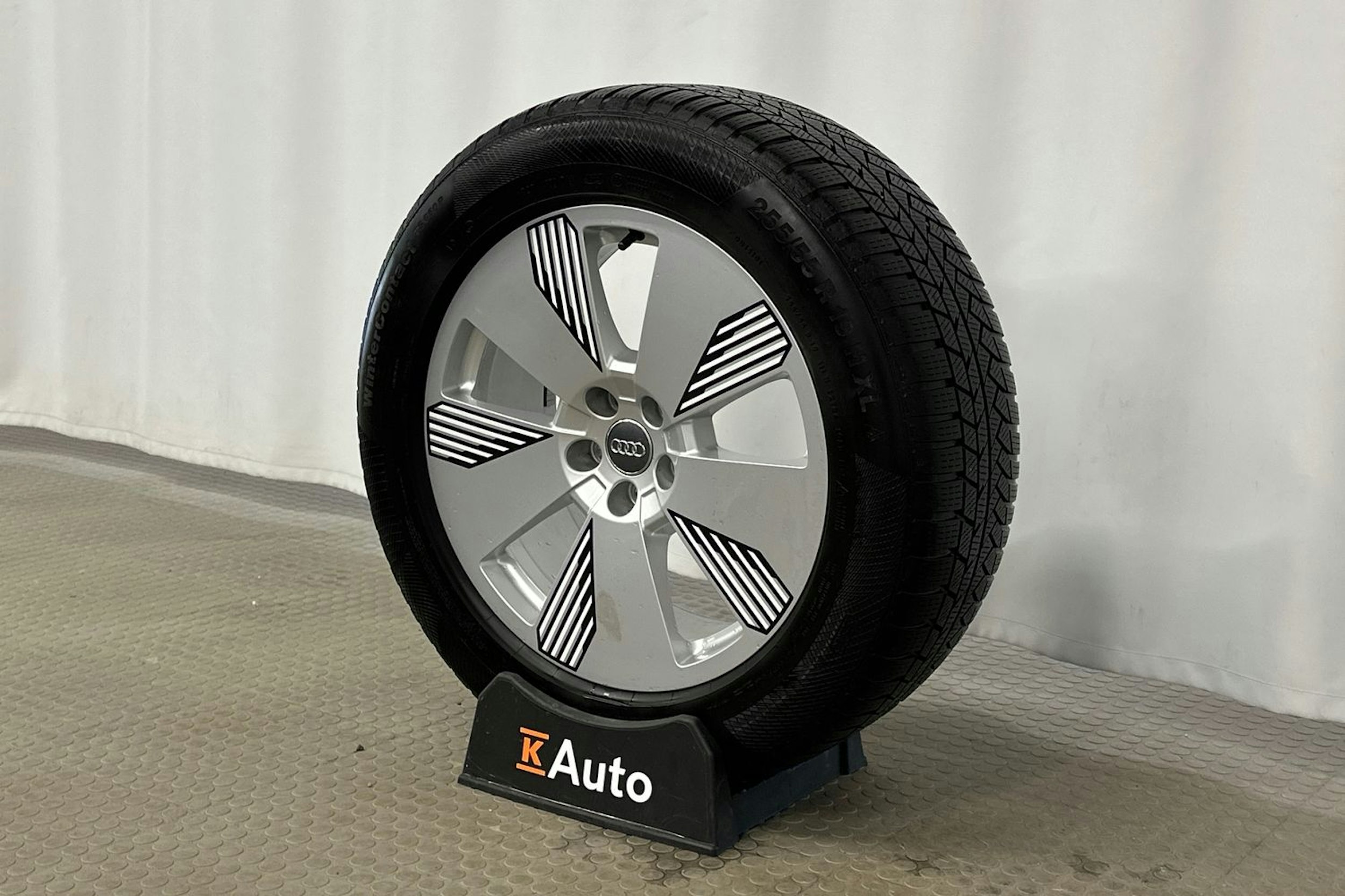 musta Audi e-tron 2022 kuva 12.