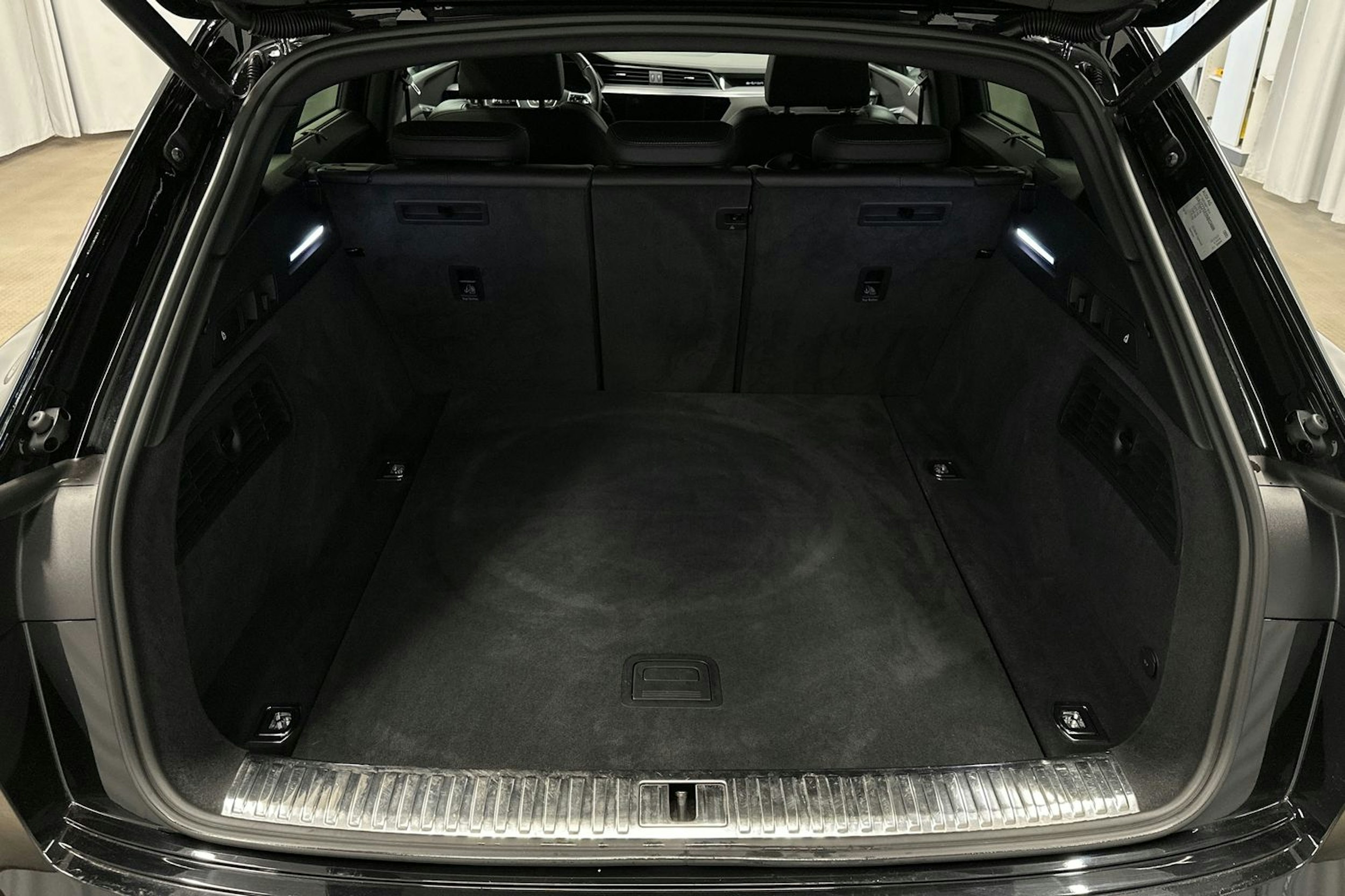 musta Audi e-tron 2022 kuva 13.