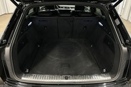 musta Audi e-tron 2022 kuva 13.