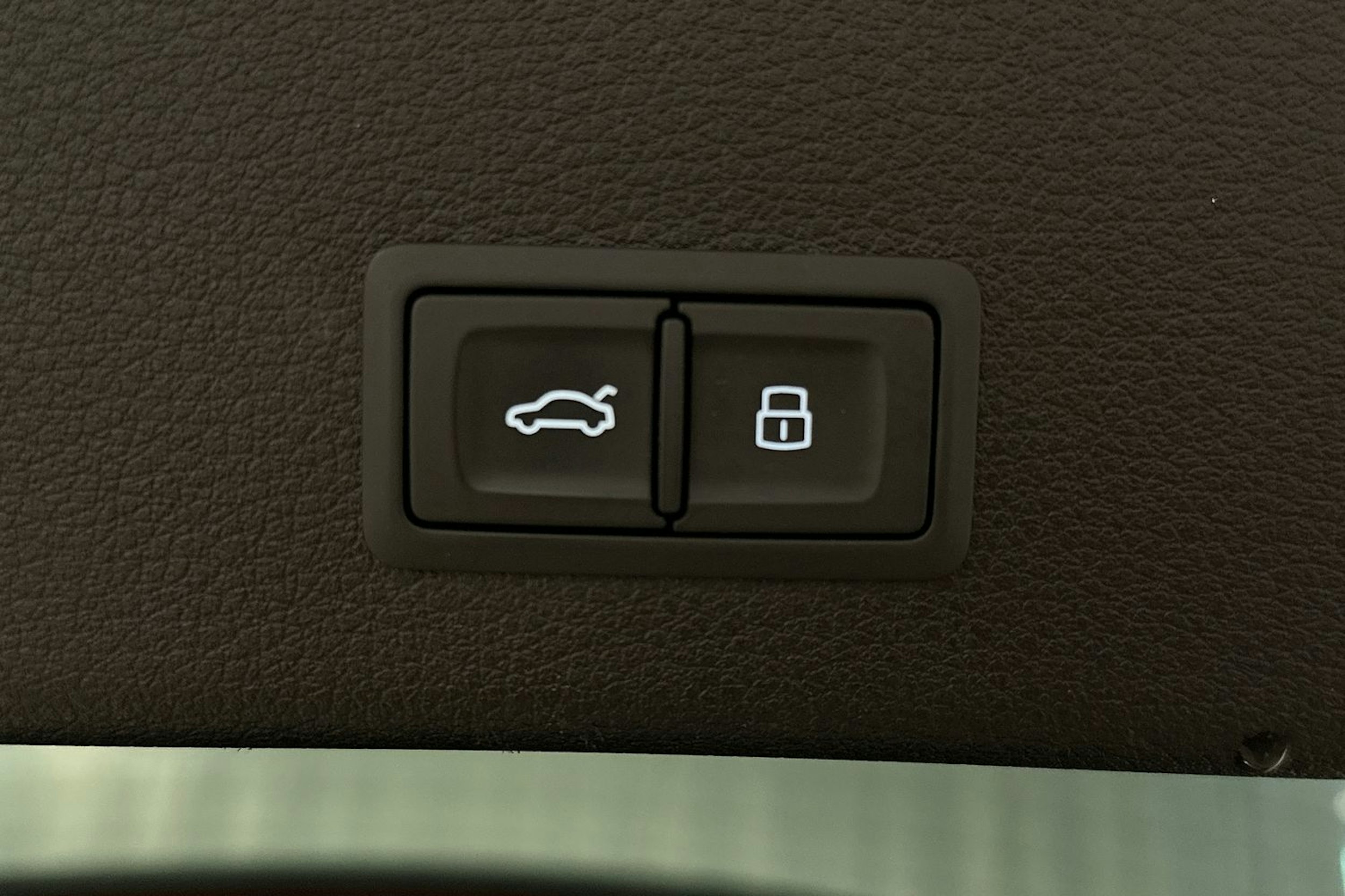 musta Audi e-tron 2022 kuva 14.