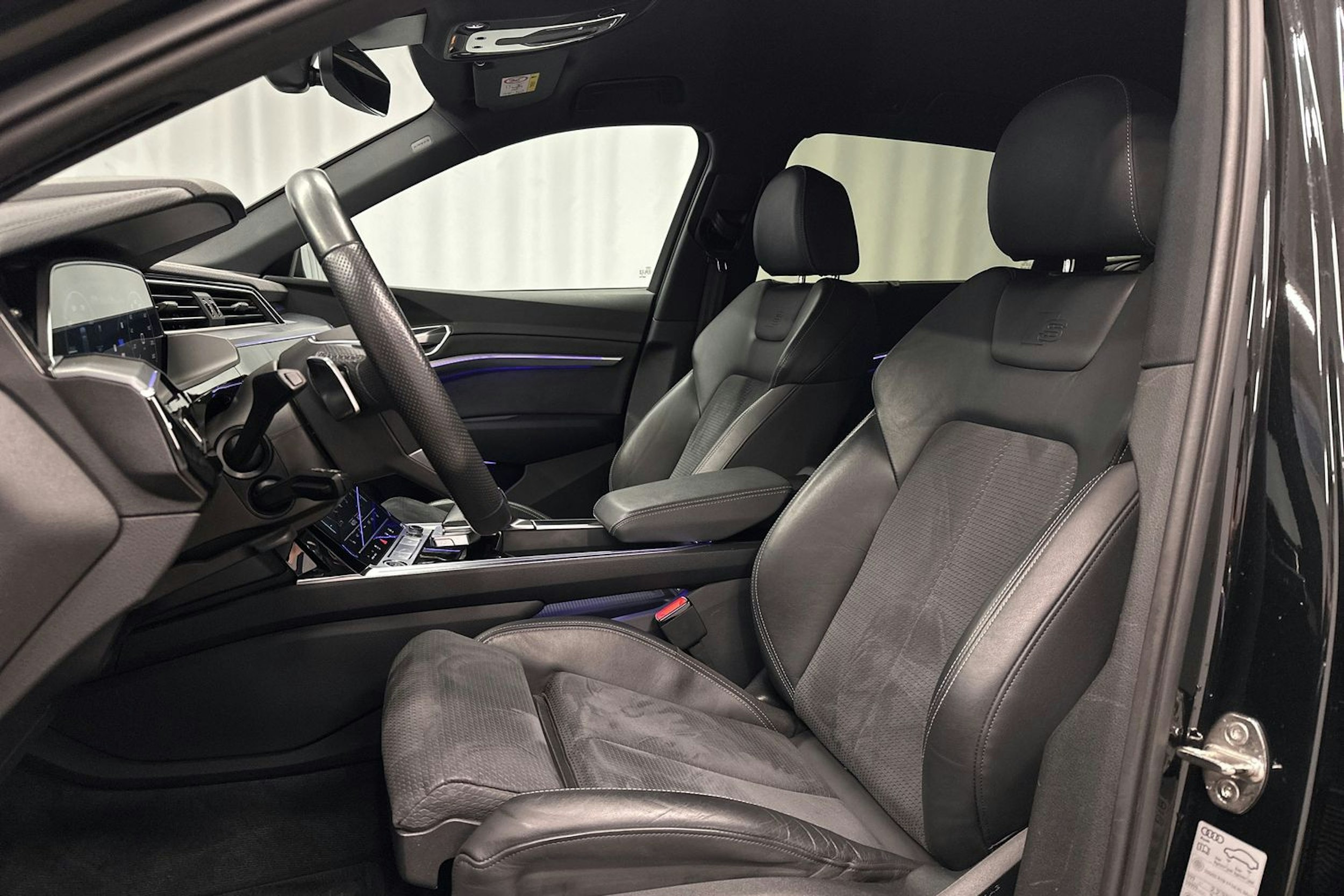 musta Audi e-tron 2022 kuva 15.