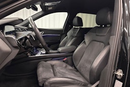 musta Audi e-tron 2022 kuva 15.