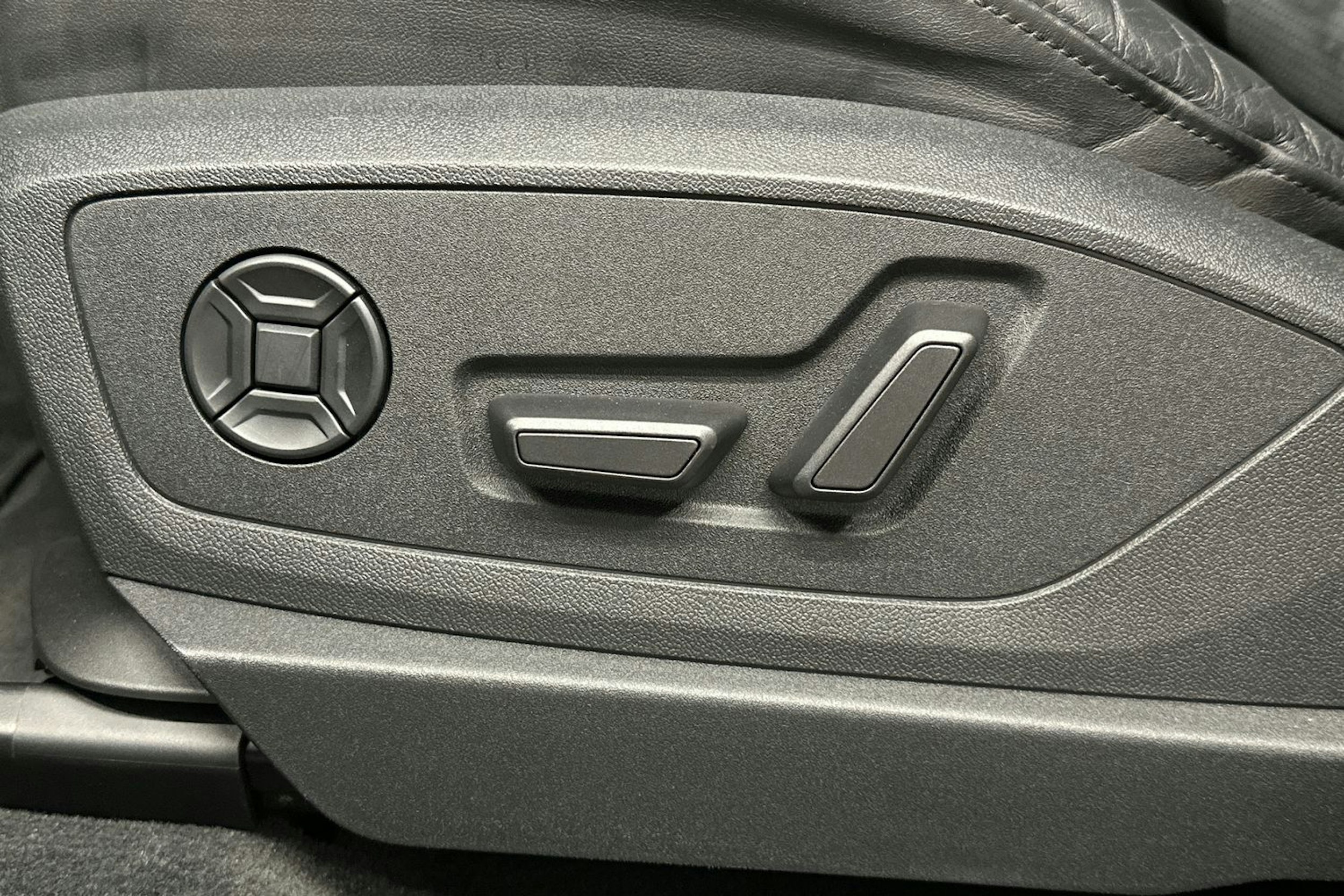 musta Audi e-tron 2022 kuva 16.