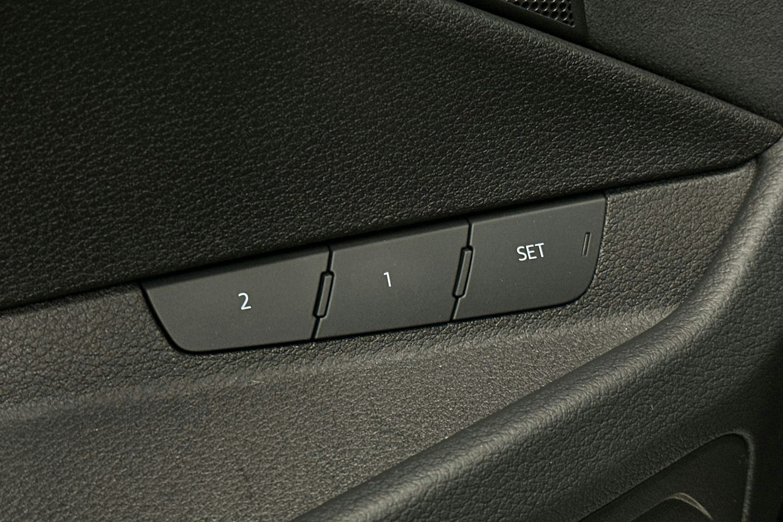 musta Audi e-tron 2022 kuva 17.
