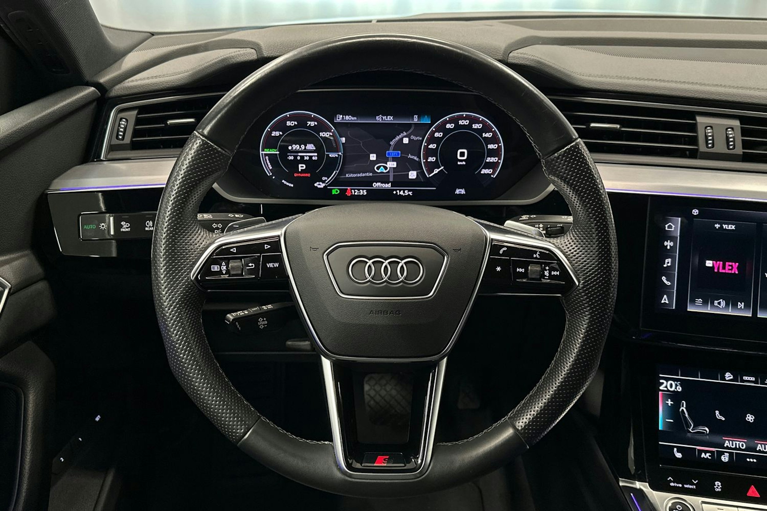 musta Audi e-tron 2022 kuva 19.