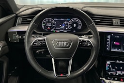 musta Audi e-tron 2022 kuva 19.