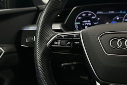 musta Audi e-tron 2022 kuva 20.