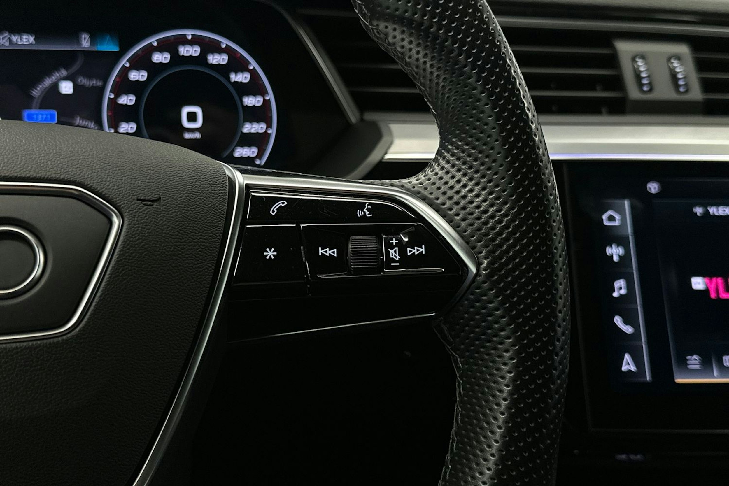 musta Audi e-tron 2022 kuva 21.