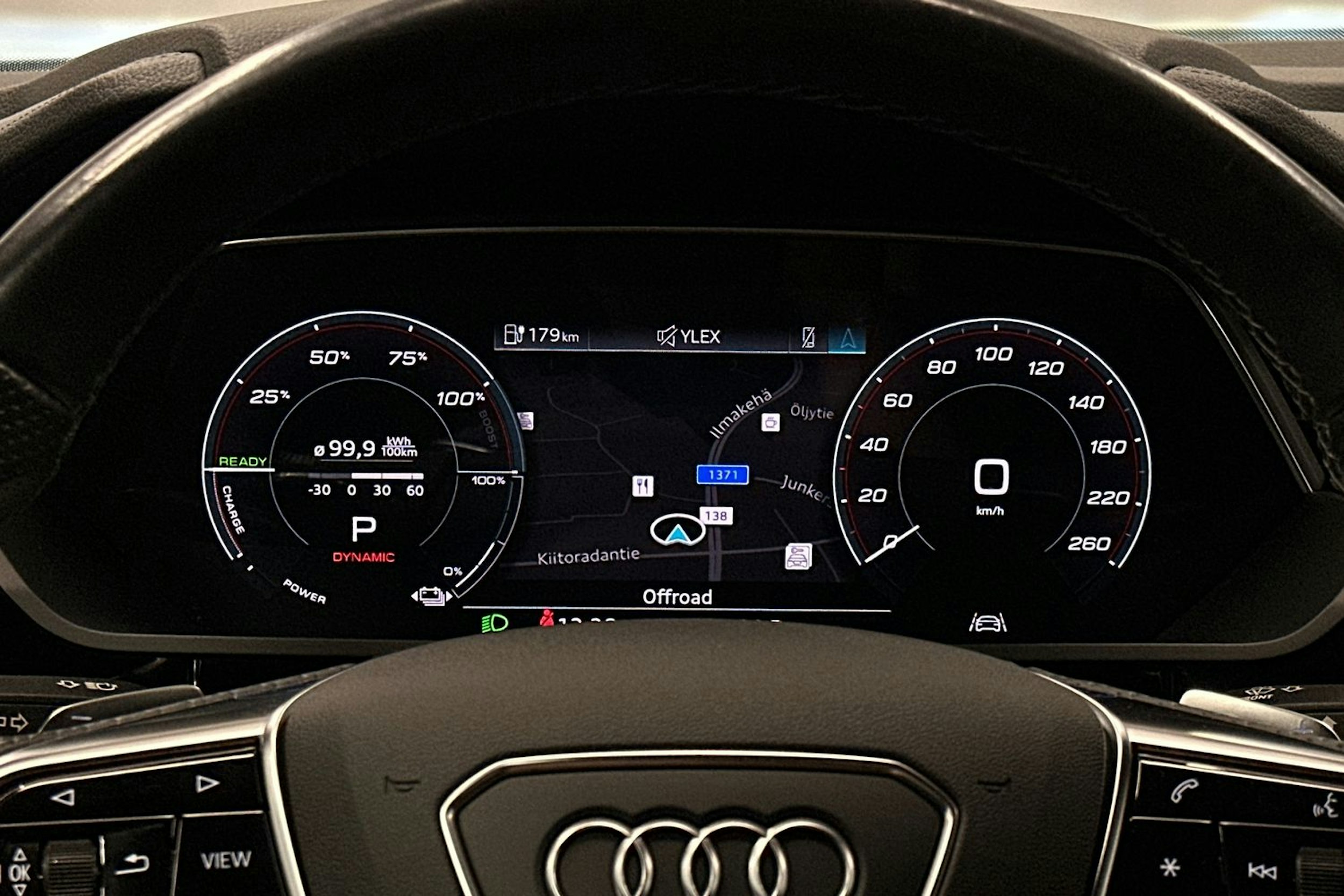 musta Audi e-tron 2022 kuva 23.