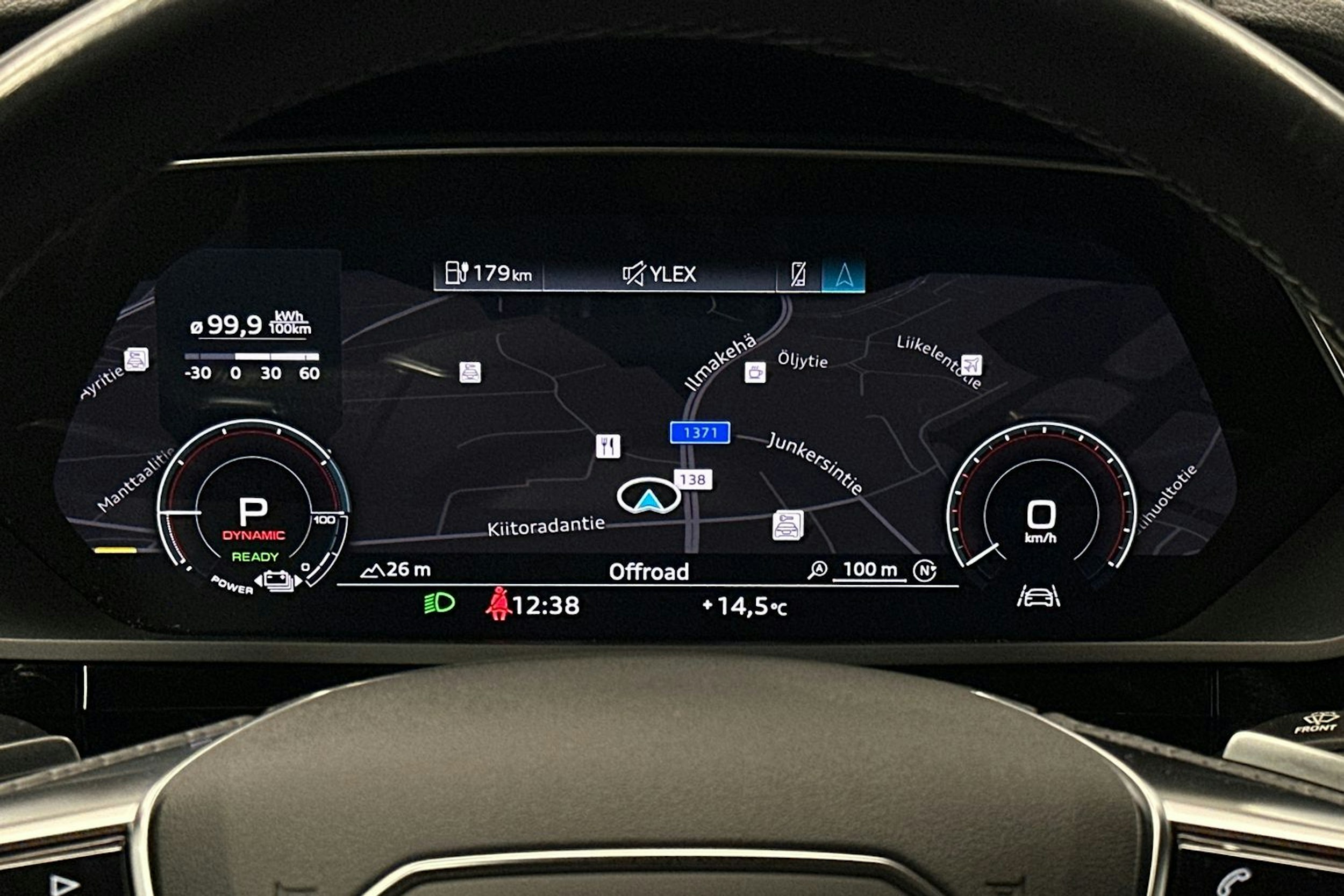 musta Audi e-tron 2022 kuva 24.
