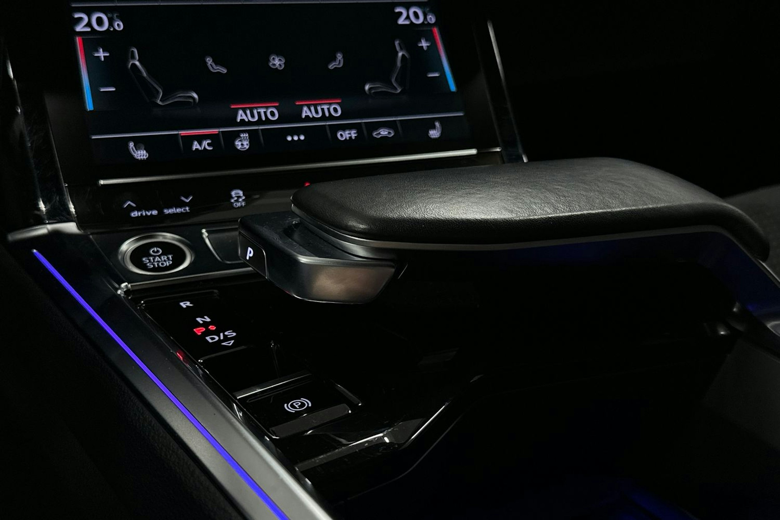 musta Audi e-tron 2022 kuva 26.