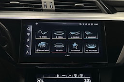 musta Audi e-tron 2022 kuva 29.