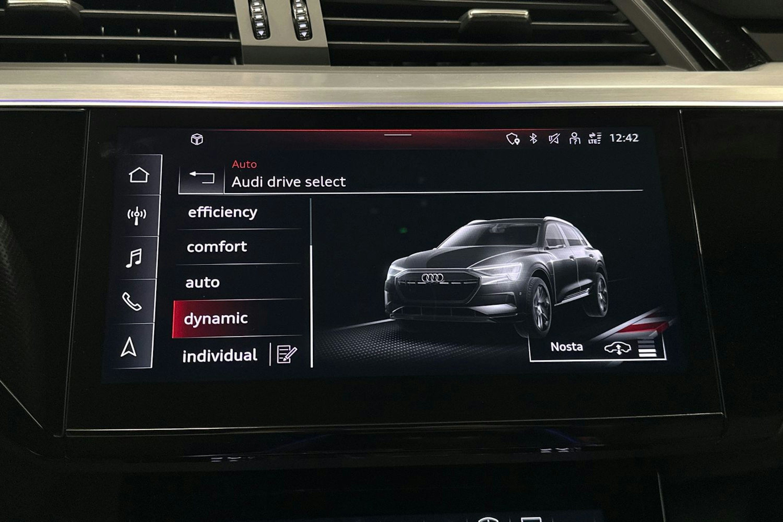 musta Audi e-tron 2022 kuva 32.