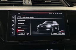 musta Audi e-tron 2022 kuva 32.