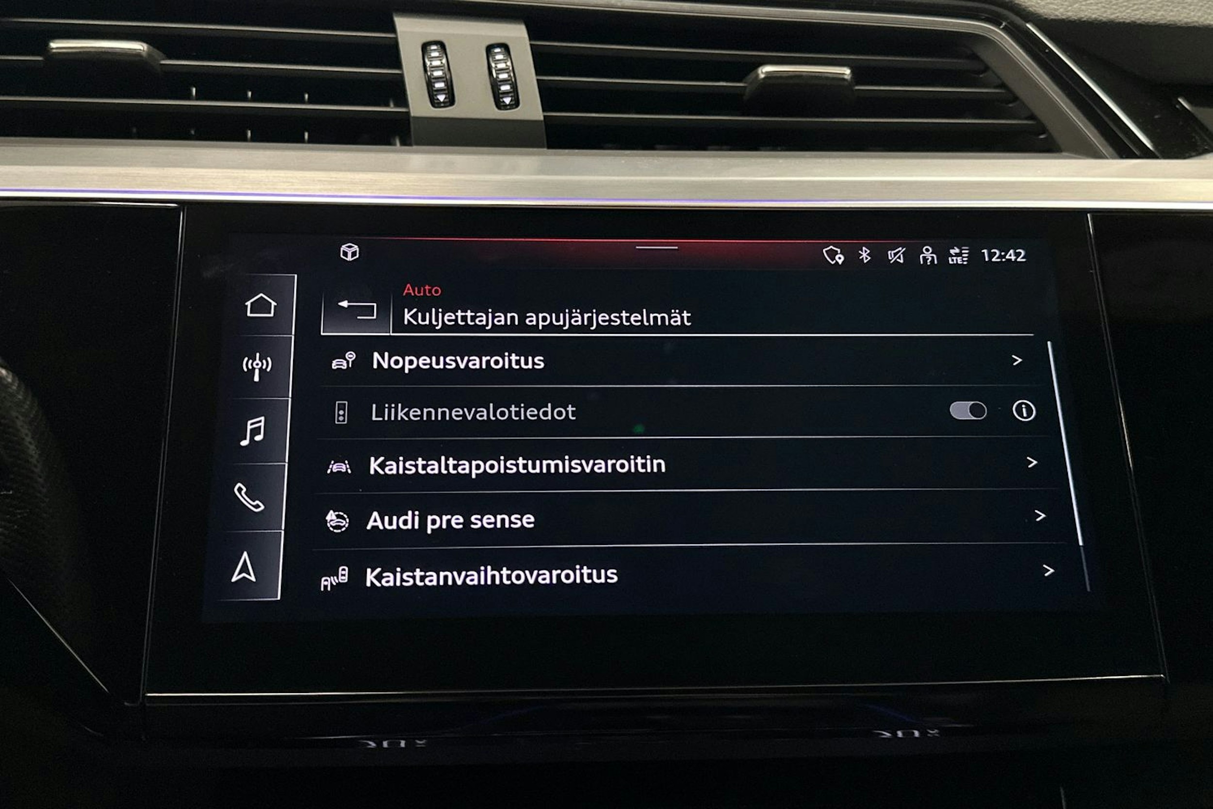 musta Audi e-tron 2022 kuva 33.