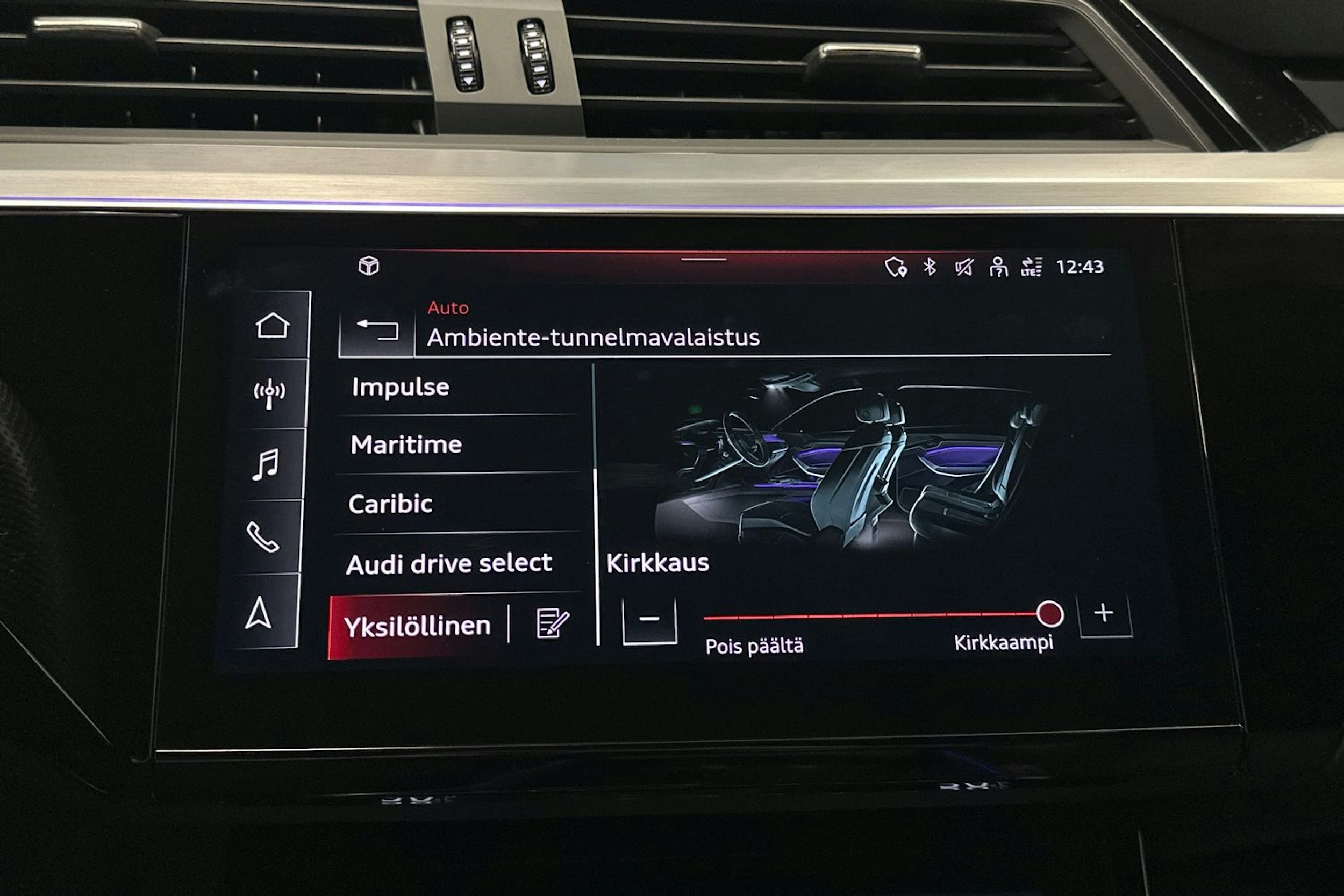 musta Audi e-tron 2022 kuva 35.