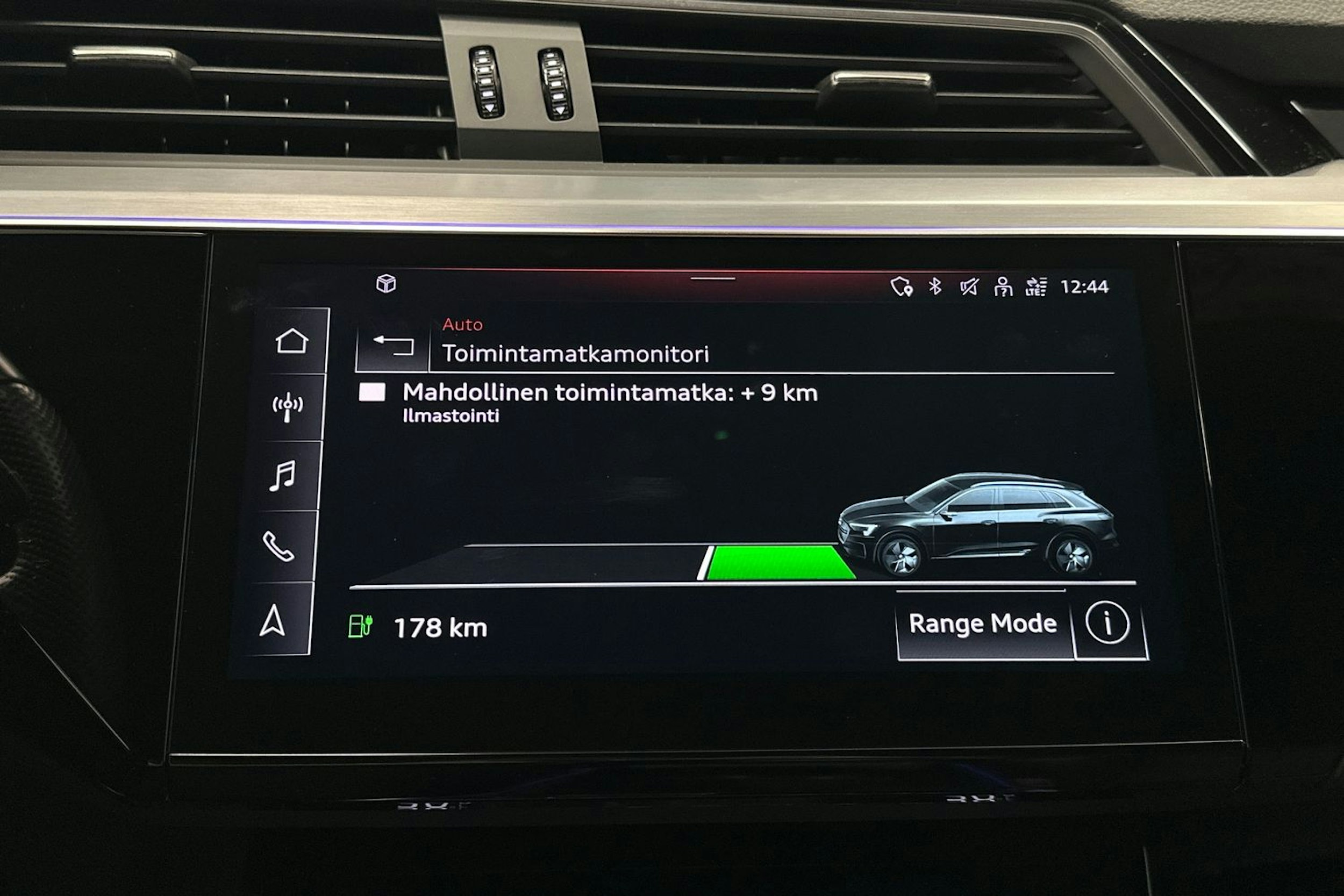 musta Audi e-tron 2022 kuva 36.