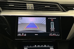 musta Audi e-tron 2022 kuva 37.