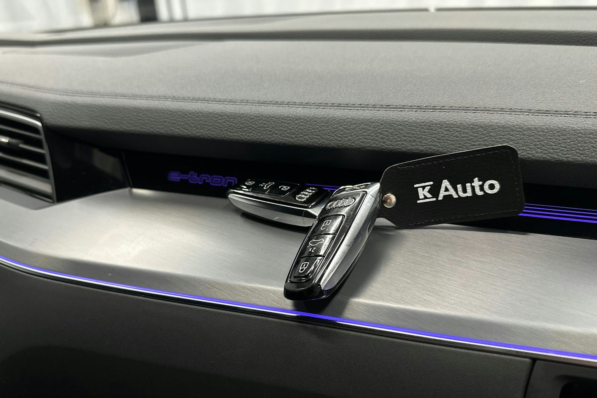 musta Audi e-tron 2022 kuva 38.
