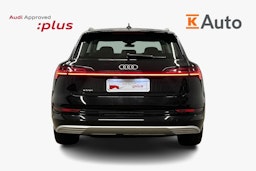 musta Audi e-tron 2022 kuva 3.