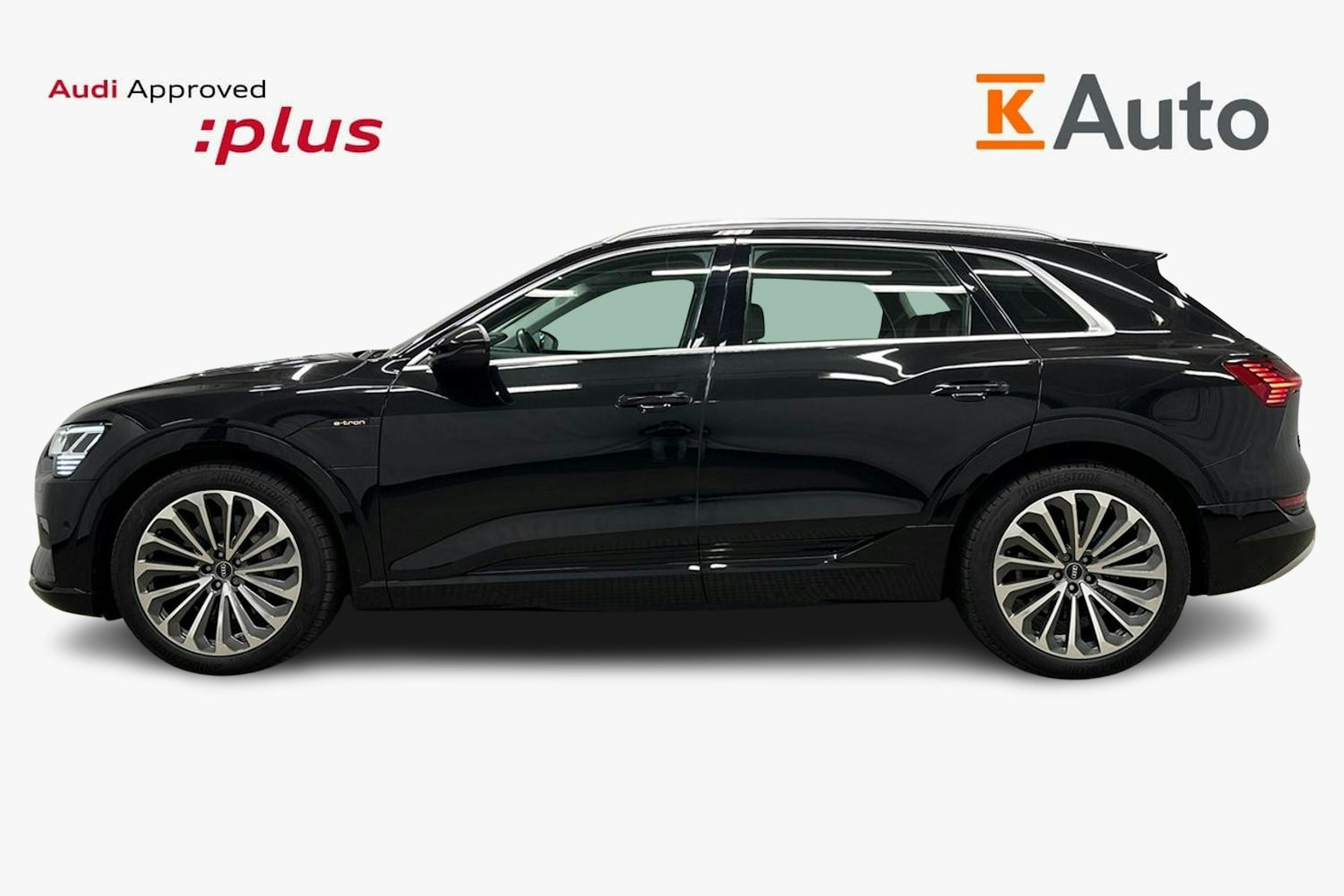 musta Audi e-tron 2022 kuva 6.