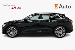 musta Audi e-tron 2022 kuva 6.